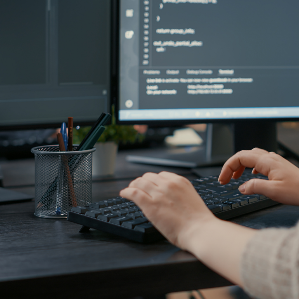 Personne travaillant à un poste informatique